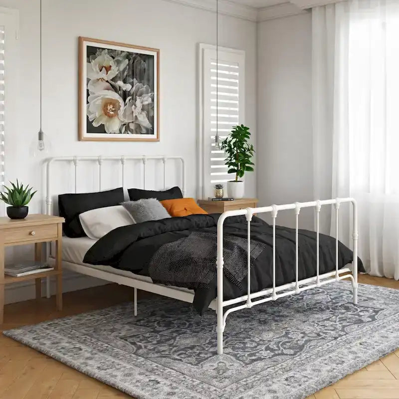 Metallbett im Landhausstil