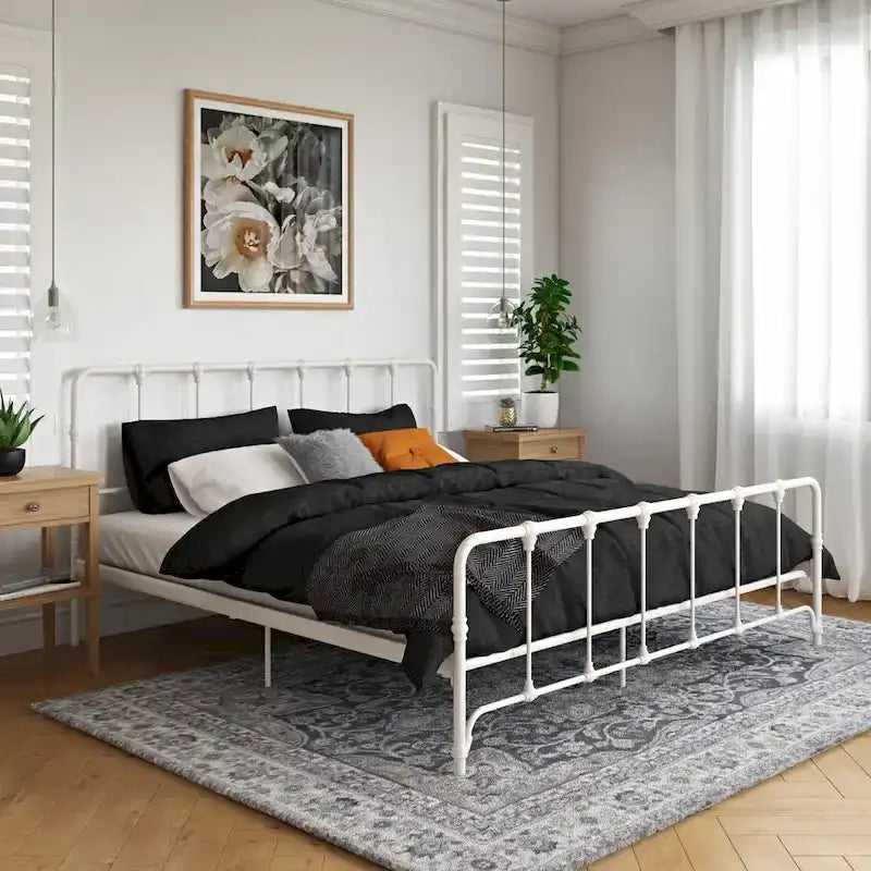 Metallbett im Landhausstil
