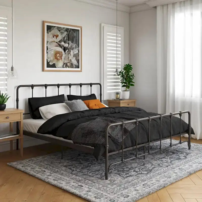 Metallbett im Landhausstil