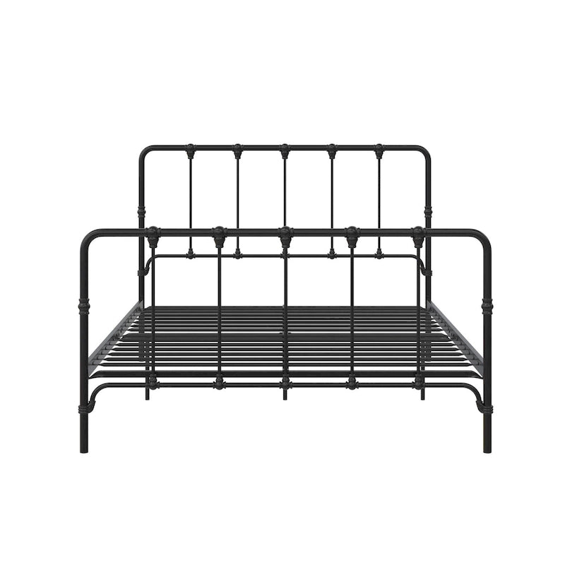Metallbett im Landhausstil