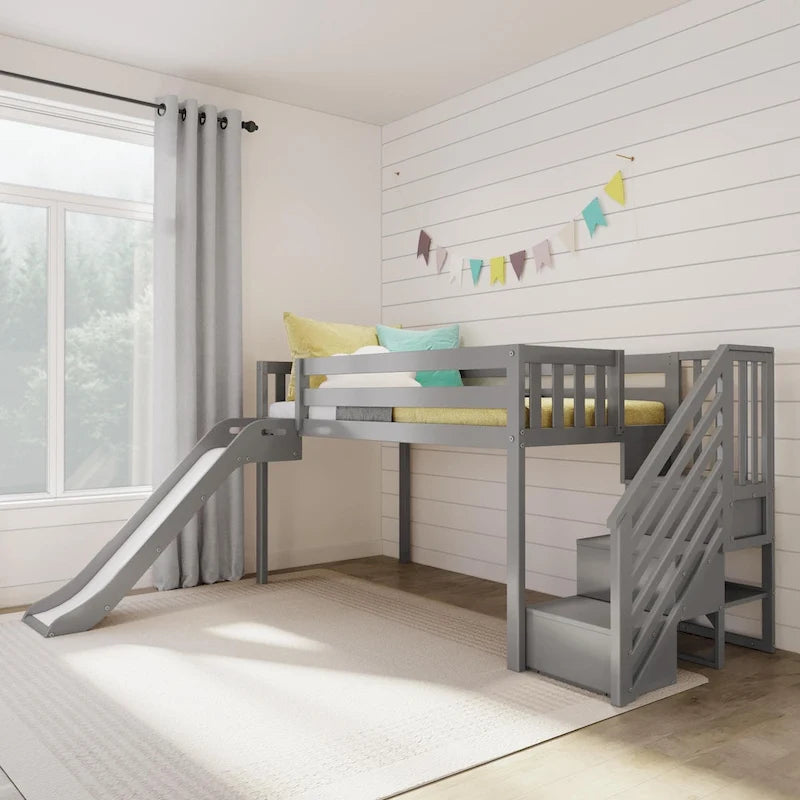Klassisches niedriges Hochbett in Einzelbettgröße mit Treppe, Rutsche und Vorhang