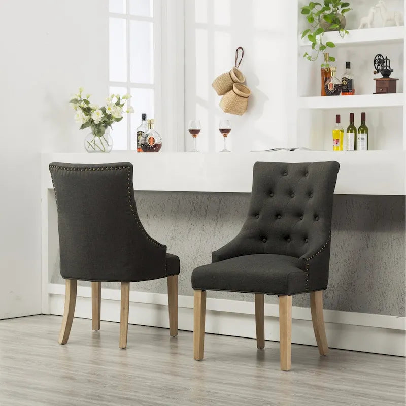Polsterstühle mit Flügelrücken aus Massivholz und silbernen Ziernägeln (2er-Set)