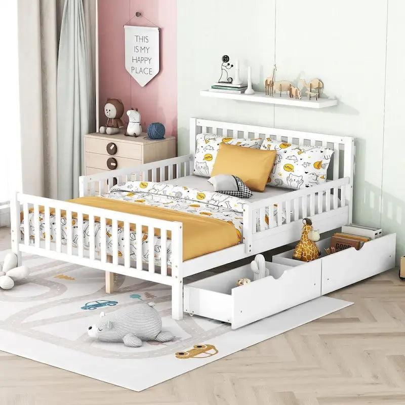 Plattformbett aus Holz in Full Size mit Schutzgittern an beiden Seiten und zwei Schubladen